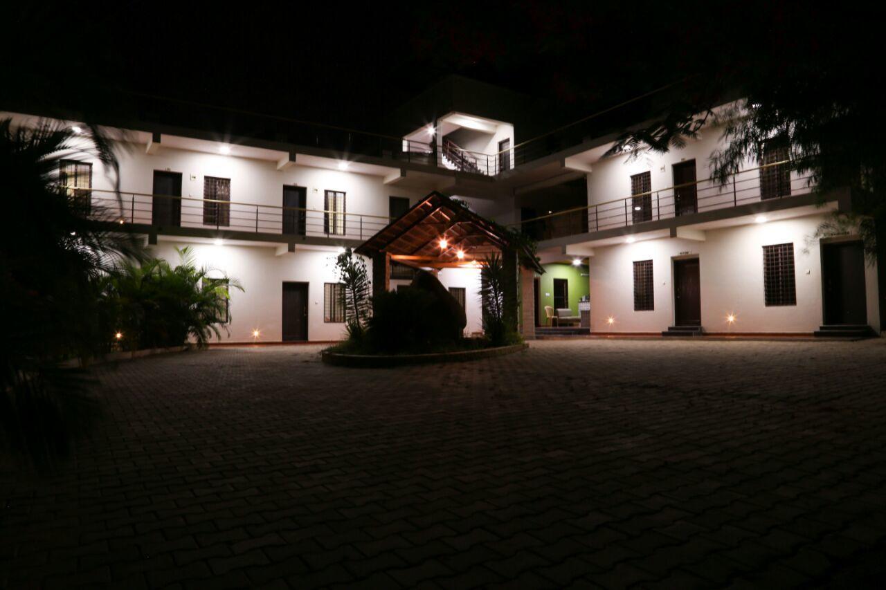 Golds Club & Resort Bayappanhalli Bagian luar foto